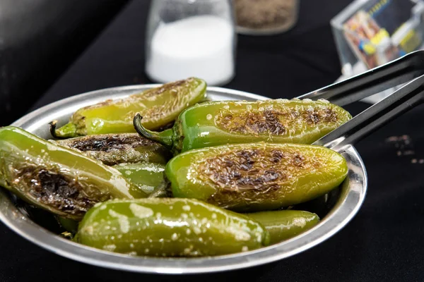 Trae la comida mexicana . — Foto de Stock