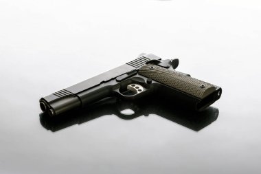 45 kalibrelik yarı otomatik tabanca, suçtan korunmak için iyi bir seçim..