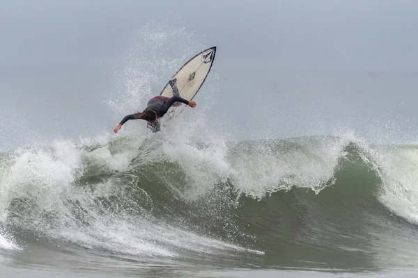 Jeune Surfeur Mâle Vomit Aérosol Lance Directement Dessus Face Une — Photo