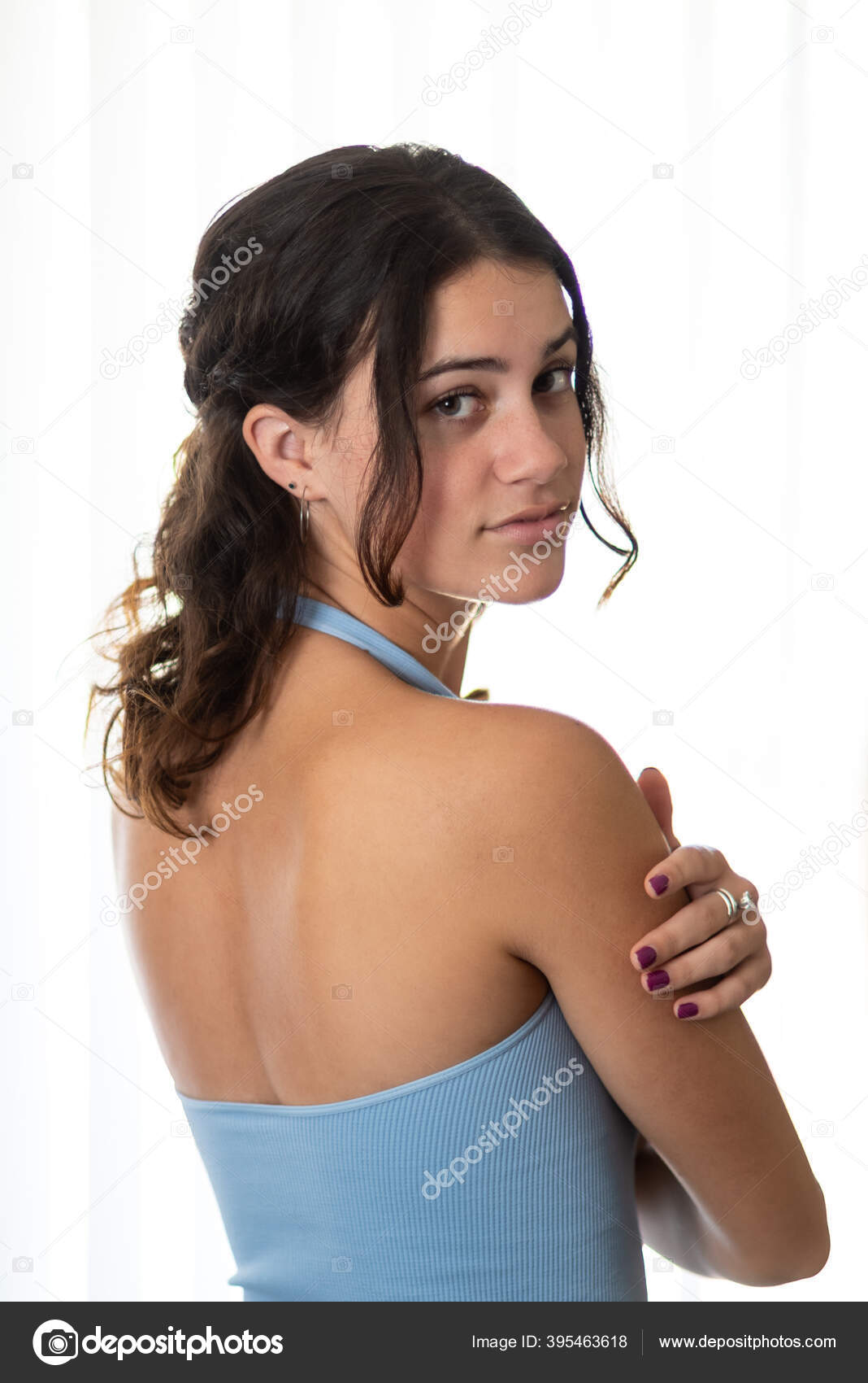 魅力的な女性ティーン顔離れて見ますバック上の右肩 ストック写真 C Motionshooter