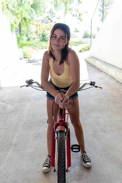 Adolescente Joven Inclinada Cabeza Derecha Descansando Codos Manillar Bicicleta Mientras —  Fotos de Stock