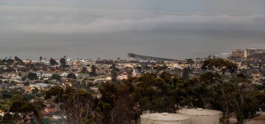 Pasifik Okyanusu 'na karşı uzanan Ventura kıyı şehrinin panoramik manzarası. Denizden gelen yoğun bir sis tabakası var..