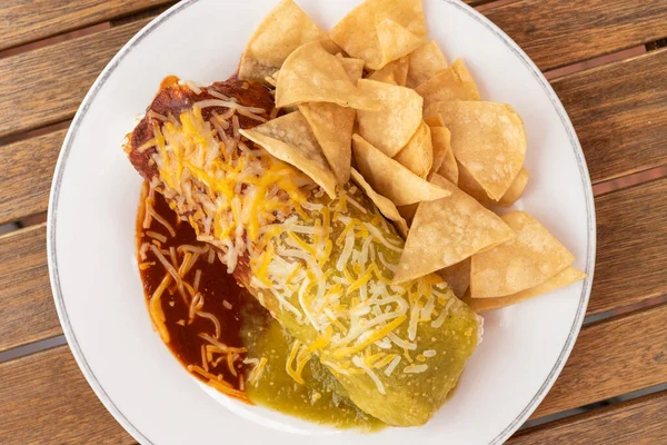 Reggeli Burrito Sajttal Szósszal Tálalva Mellé Chipsszel Remek Étel — Stock Fotó