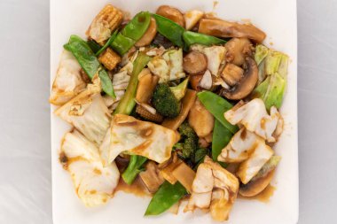 İştah açıcı tabaklar tat alma tomurcuklarını mükemmel büyüklükte karışık sebzelerle cezbediyor..