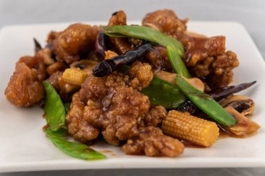 Mandalina aromalı tavukla iştah açıcı tabağın detaylı görüntüsü mükemmel servis büyüklüğünde..