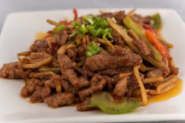 Pork Szechuan tarzında iştah açıcı tabağın ayrıntılı görünümü mükemmel servis boyutunda..