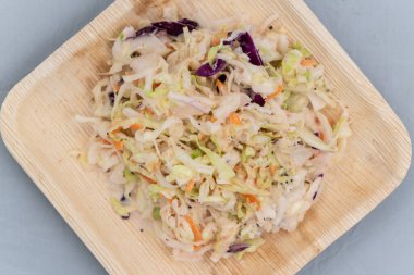 Lahana salatasının yukarıdan görünüşü göründüğü kadar lezzetli olacak..