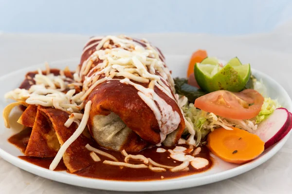 Nedves Ranchero Burrito Rizzsel Babbal Főzőlapon Tálalva Néhány Ízletes Mexikói — Stock Fotó