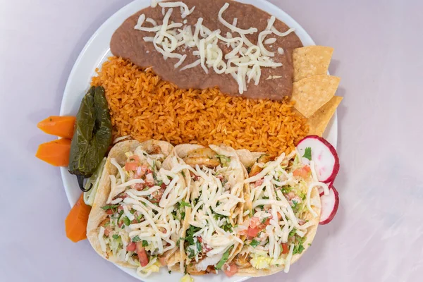 Vista Aérea Tres Tacos Camarón Cargados Extras Con Arroz Frijoles — Foto de Stock