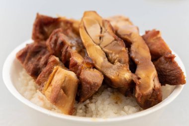 Güzel bir kase pilav ve teriaki tavuğu için restoran yemeği sipariş ediyorum..