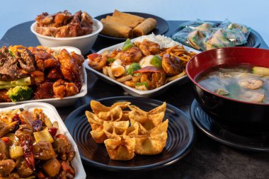 Çorba, meze ve ana karides, sığır eti, tavuk ve sebzeler de dahil olmak üzere bir sürü Çin yemeği..