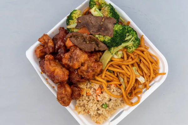 从餐馆订购的中国菜的俯瞰图 一些好的混合了蒙哥马利牛肉 西兰花和橙鸡的盘子 — 图库照片