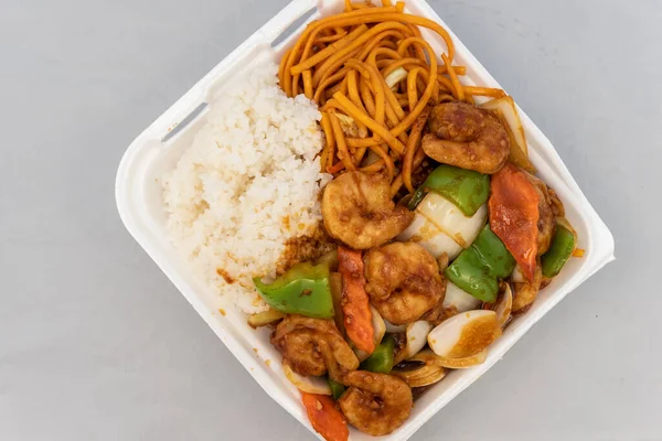 食肆订购的中式食品的俯瞰图 一些好米饭和辣大蒜虾配蔬菜 — 图库照片