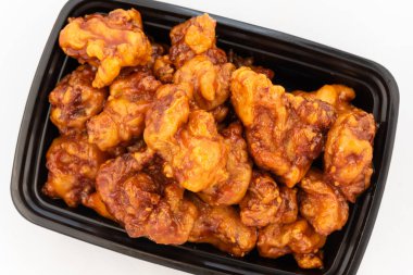 Büyük portakal aromalı tavuklara baktığımızda tatlı sos ve etin pırıltısını görüyoruz..