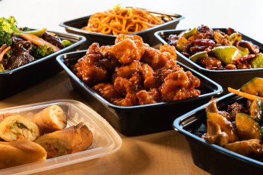 Tüm aileyi doyuracak kadar çeşitli ve lezzetli Çin yemeği tabakları..