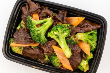 Brokolili sığır eti kabının genel görünümü tatlı sos, et ve sebzelerin pırıltısını gösteriyor..