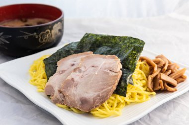 Tsuke ramen, deniz yosunu, et suyu kasesi, lezzetli bir tabakta sunulmuş domuz eti..