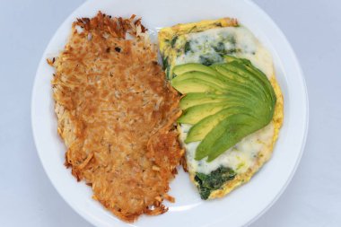 Cömert bir avakado omletinin et suyu ve mücver karışımı cömert servis yemeğinin genel manzarası..