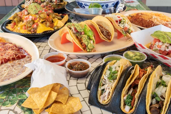 Meksika usulü ızgara yemek için zor seçeneklerle dolu bir masa..