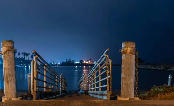 船舷两边都有扶手的钢桥坡道 通往靠近船坞海水的码头 — 图库照片
