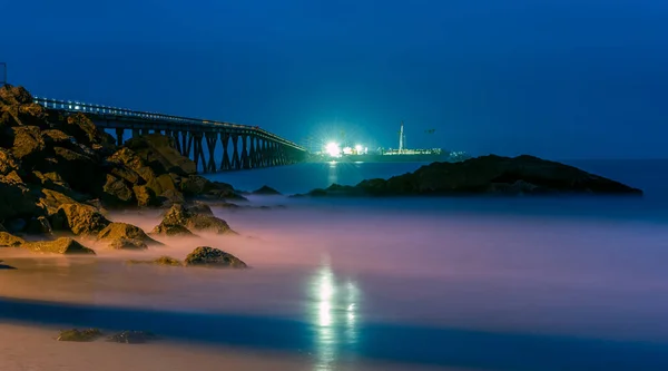 Klippor Längs Stranden Förgrunden Med Starkt Ljus Som Belyser Rincon — Stockfoto