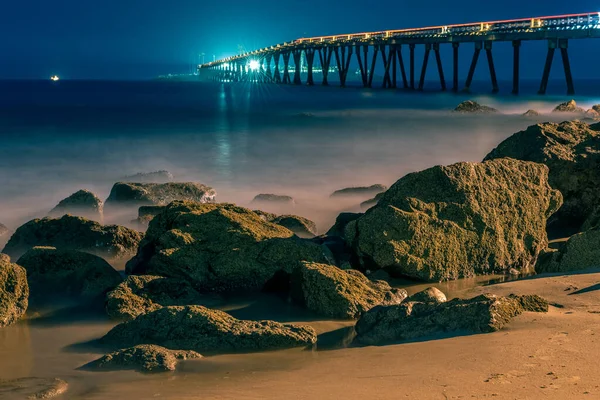 Erie Sombras Raia Através Grandes Rochas Praia Com Luzes Brilhantes — Fotografia de Stock