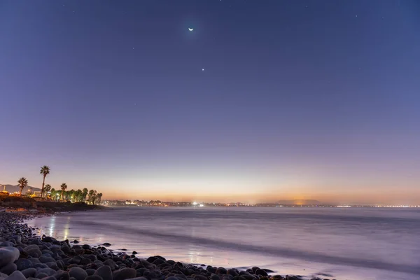 金星と星座の星が空を照らしながら月をさまよう夜明けとしてサーフィンポイントブレイク — ストック写真
