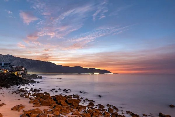 Motorväg Strålkastare Strimma Avstånd Med Stranden Mussel Shoals Bakgrundsbelyst Soluppgången — Stockfoto