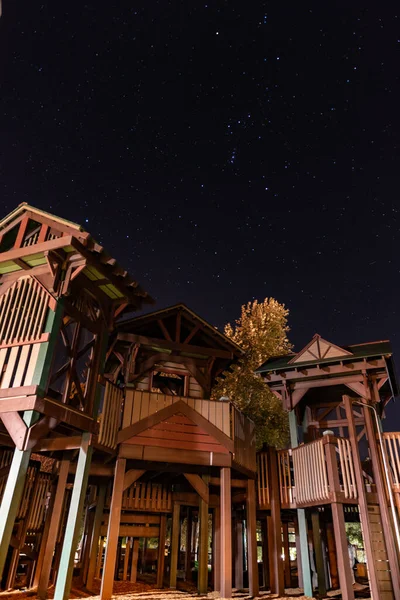 Magas Mászószerkezet Mely Égen Csillagokkal Van Megvilágítva Városi Parkban — Stock Fotó