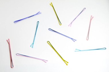 Saç aksesuarları şirin renkli saç tokası. Beyaz arka plan büyük üstünde herhangi bir kullanım için izole renkli saç klipler.