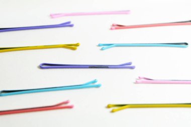 Saç aksesuarları şirin renkli saç tokası. Beyaz arka plan büyük üstünde herhangi bir kullanım için izole renkli saç klipler.