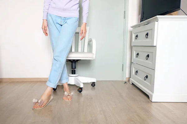 Moda Çıplak Yay Sandalet Ayakkabı Mor Palto Ince Bacakları Odasında — Stok fotoğraf