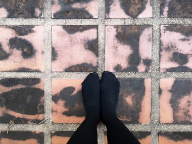 Çorap ayak beyaz üstten görünüm Selfie. Vintage karo zemin zemin üzerine siyah tayt giymiş güzel kadın bacakları