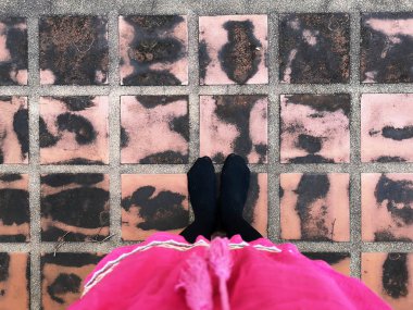 Çorap ayak beyaz üstten görünüm Selfie. Vintage karo zemin zemin üzerine siyah tayt giymiş güzel kadın bacakları