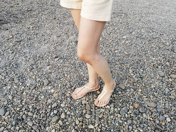 时尚美丽的女人穿着裸体凉鞋在石头上 女性站立 希普斯特顶视图自拍腿和脚在岩石背景 — 图库照片