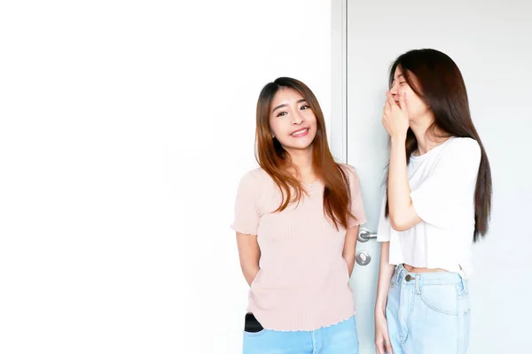 Портрет Две Счастливые Улыбки Молодой Азиатки Лучшие Друзья Женщины Смеясь — стоковое фото