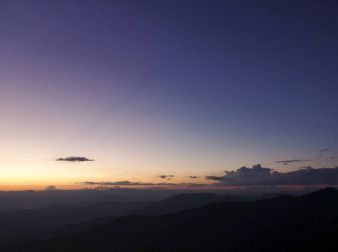 Mavi gökyüzü, bulutlar ve dağ ile güzel gün batımı. Akşam kırsal manzara kavramı. Chiang Mai (Tayland) arka plan doğada