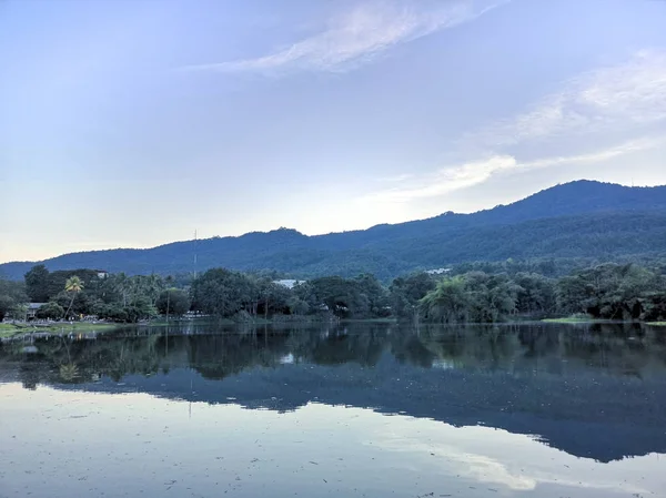 美丽的自然山 蓝湖和反思 蓝水和泻湖 泰国清迈安凯公园景观 — 图库照片