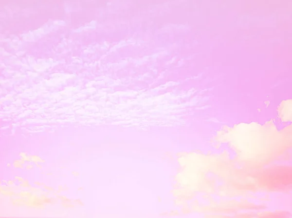 美しい明るい雲と空自然 スペース コンセプトをコピーします 美色の背景に白いフワフワ雲の抽象的なピンクの空 — ストック写真