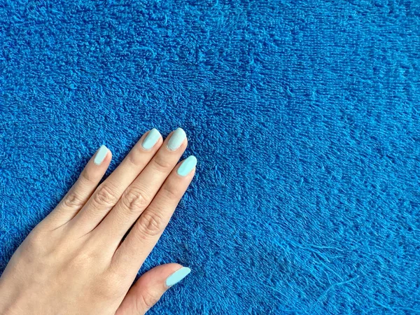 Bella Manicure Blu Luce Chiudere Chiodo Tenendo Tessuto Blu Giovane — Foto Stock
