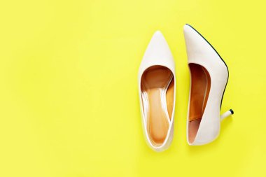 Sarı renk izole çıplak orta yüksek topuklu ayakkabı kapatın. Kadın sandalet (ayakkabı) aksesuar. Sarı arka plan kopya alanı, üst görünümü üzerinde güzel kadın deri ayakkabı çifti.