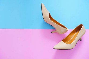 Pastel renkler izole şık çıplak orta yüksek topuklu ayakkabı. Kadın sandalet (ayakkabı) aksesuar. Pastel pembe ve mavi arka plan, kopya alanı, üst görünümü güzel kadın deri ayakkabı çifti.