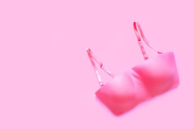 Güzel pembe iç çamaşırı izole üzerinde pembe renk Pastel için Sevgililer günüdür. Aksesuar iç çamaşırı (Bikini) kumaş, kopya alanı kümesi. Dantel seksi sutyen (sutyen) pembe arka plan, üst görünüm kadındır.