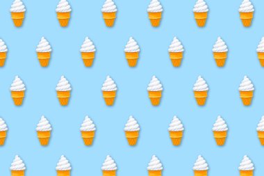 Beyaz dondurma Pastel mavi arka plan üzerinde izole. Silgi dondurma tatlı, yaz minimalizm şeklinde. Soyut parlak dondurma koni gıda desen mavi doku, kopya alanı üstten görünüm.