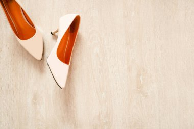 Kadın Pastel bej renk yüksek topuk ayakkabı izole, Trend yaz. Moda aksesuarları kahverengi ayakkabı. Çift, güzel çıplak yüksek sandaletler, Ayakkabı ahşap arka plan ve kopya alanı, üst görünümü.