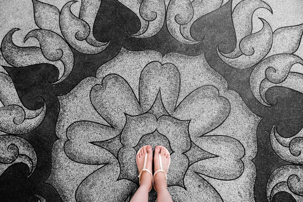 自拍年轻的女人脚在时尚鞋在混凝土地板上 美丽的女孩站在是脚 苗条的腿看到从上面的道路上的街道 Layoknok 背景上的平鞋 顶视图 — 图库照片