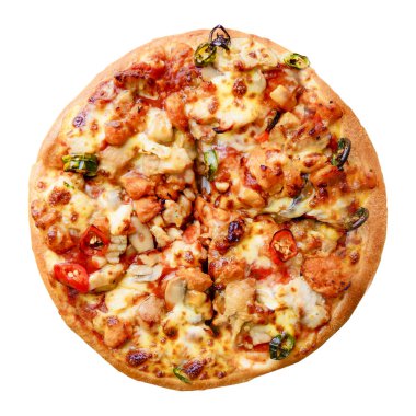 Baharatlı tavuk, mantar, peynir, beyaz restoranlar için kırmızı ve yeşil biber pizza. Lezzetli taze pizza servis. Ev yapımı pizza izole kırpma yolu ile beyaz arka plan üzerinde Üstten Görünüm.