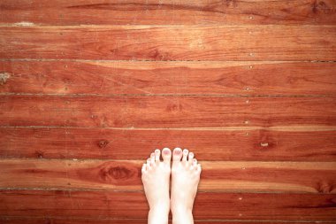 Ahşap Zemin Arka Planda Çıplak Ayak Ayakta, Üst Görünüm. Ahşap Üzerinde Kadın Çıplak Ayak ve Bacak Selfie. Kahverengi Pedikür ve Manikür üzerinde Tırnak ile Güzel Genç Kadın Vücut Bacaklar Kırpılmış Görüntü.