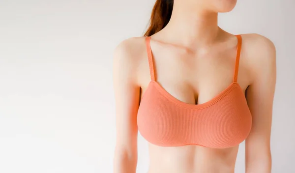 Woman Breast Orange Underwear Posing Grey Background Εμφάνιση Σουτιέν Περικοπή — Φωτογραφία Αρχείου