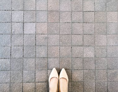 Kaldırım Arka Plan Yüksek Topuklu, Üst Görünüm. Selfie Kadın Ayak ve Bacaklar Yukarıdan Görüldü. Beton Yol veya Kiremit Zemin üzerinde Bej Düz Ayakkabı (Sandalet) Giyen Güzel Moda Kadın Ayakta.